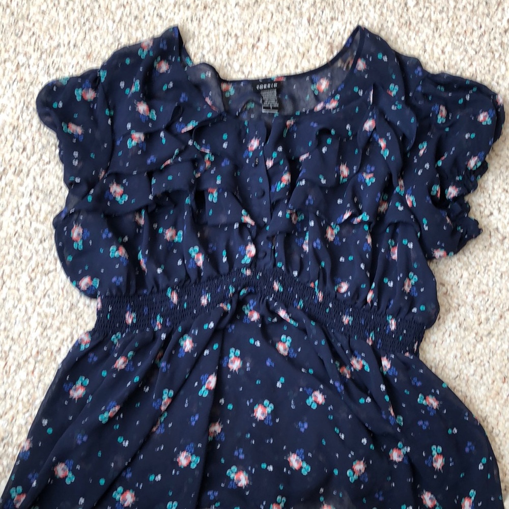 Torrid Size 3 shirt READ DESCRIPTION